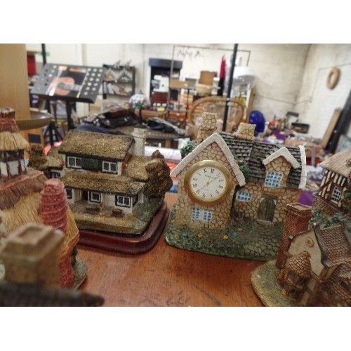 331 - LARGE COLLECTION OF LILLIPUT LANE, AND SIMILAR STYLE COTTAGES. APPROX 20 PCS.