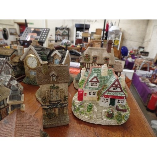 331 - LARGE COLLECTION OF LILLIPUT LANE, AND SIMILAR STYLE COTTAGES. APPROX 20 PCS.