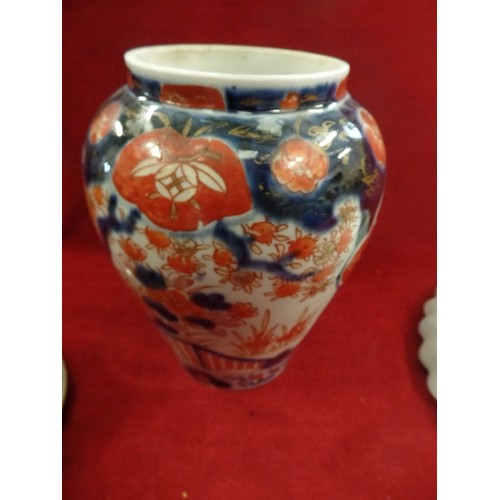 367 - VINTAGE LIDDED JAPANESE IMARI GINGER JAR (VASE & COVER) , WITH MATCHING PLATE [LARGE NIBBLE ON GINGE... 