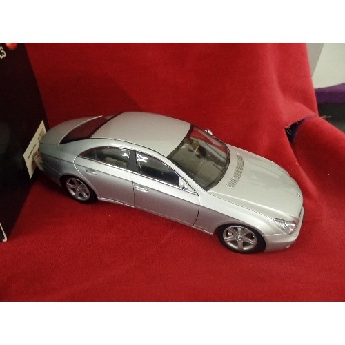 394 - GOOD QUALITY SILVER MERCEDES-BENZ CLS, KYOSHO ORIGINAL DIE-CAST MODEL. 1:18 SCALE. VGC IN ORIGINAL B... 