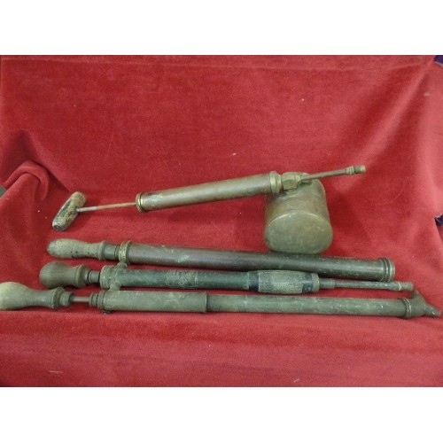 395 - 4 X VINTAGE BRASS/COPPER SPRAYERS, WITH WOODEN HANDLES.