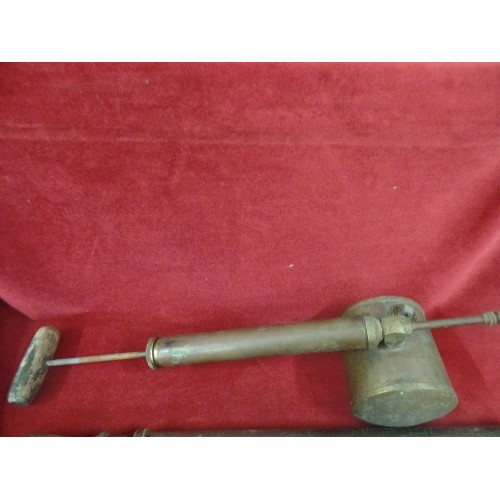 395 - 4 X VINTAGE BRASS/COPPER SPRAYERS, WITH WOODEN HANDLES.