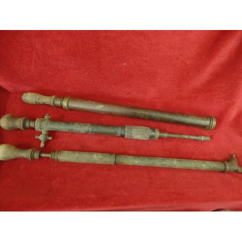 395 - 4 X VINTAGE BRASS/COPPER SPRAYERS, WITH WOODEN HANDLES.