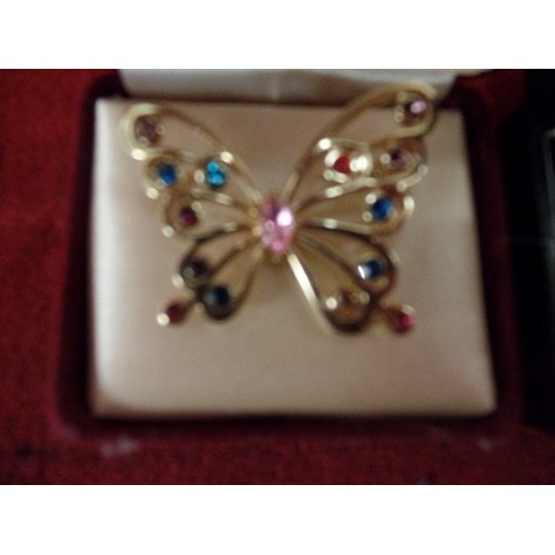 18 - GOLD METAL BUTTERFLY BROOCH WITH MULTI COLOURED GLASS STONES AND A GOLD METAL ROSE BROOCH