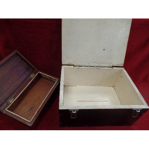 407 - 2 X WOODEN BOXES WITH HINGED LIDS. LARGEST 28CM W.