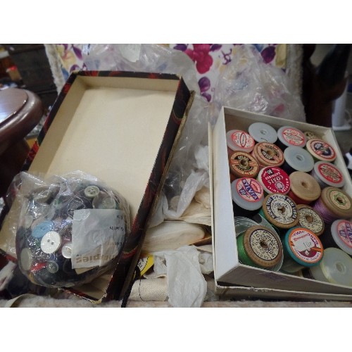 409 - RETRO SEWING BOX ON LEGS. FAUX-FUR COVERED. CONTAINS LARGE QUANTITY OF OLD SILKOS, THREAD, BUTTONS, ... 