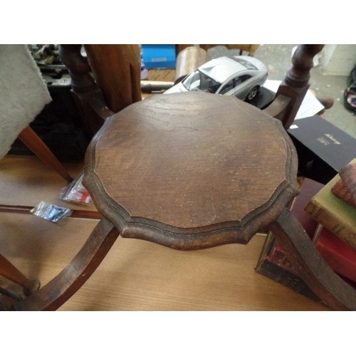 414 - VINTAGE OAK OCCASIONAL TABLE WITH LOWER SHELF. BEAUTIFUL BARLEY TWIST LEGS. APPROX 66CM DIAM. SOME M... 