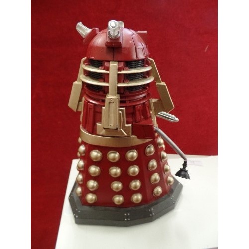 422 - DOCTOR WHO DALEK MODEL. MOVING PARTS, BATTERY OPERATED. GWO