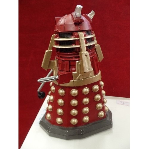 422 - DOCTOR WHO DALEK MODEL. MOVING PARTS, BATTERY OPERATED. GWO