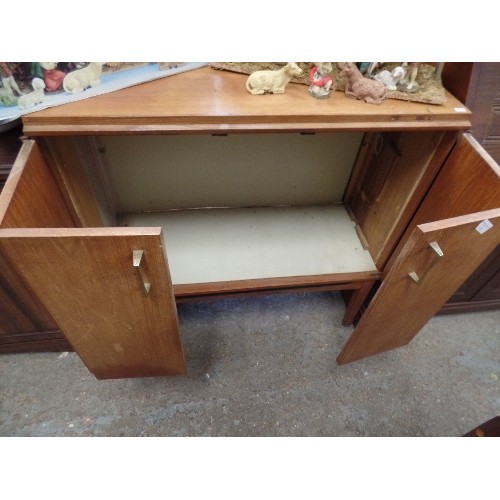 431 - RETRO-VINTAGE TEAK TV/HI-FI/DRINKS CABINET, WITH 2 BI-FOLD DOORS. NEAT SQUARE 'D' METAL HANDLES. TAP... 