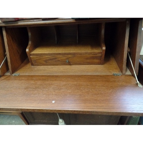 432 - VINTAGE OAK BUREAU/DESK. CARVED DETAIL TO LID AND DOORS. PULL-DOWN LID WITH INNER COMPARTMENTS. LOWE... 