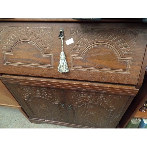 432 - VINTAGE OAK BUREAU/DESK. CARVED DETAIL TO LID AND DOORS. PULL-DOWN LID WITH INNER COMPARTMENTS. LOWE... 