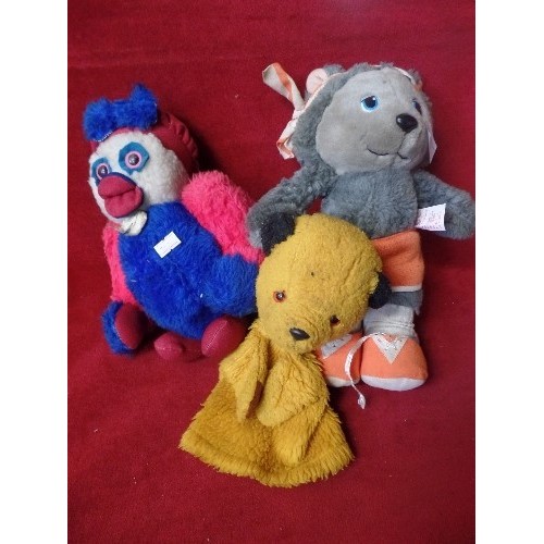 458 - RETRO-VINTAGE PUPPETS/SOFT TOYS. INC A WELL USED SOOTY HAND-PUPPET, & 'THE GET ALONG GANG'