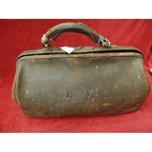 470 - VINTAGE LEATHER GLADSTONE BAG, WITH BRASS CLASPS.