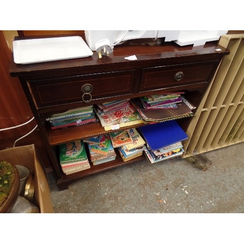 497 - MAHOGANY EFFECT 2 DRAWER BOOK SHELF. 77CM.W