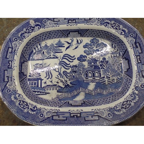 505 - 'WILLOW PATTERN' MEAT PLATE. TOGETHER WITH 4 X SEAFORTH BLUE/WHITE BOWLS WITH ORIENTAL SCENE, KENSIN... 