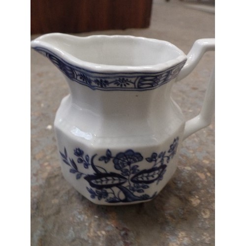 505 - 'WILLOW PATTERN' MEAT PLATE. TOGETHER WITH 4 X SEAFORTH BLUE/WHITE BOWLS WITH ORIENTAL SCENE, KENSIN... 