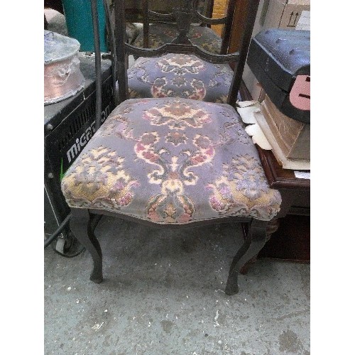 534 - SET OF 3 EDWARDIAN MAHOGANY DINING CHAIRS. UPHOLSTERED SEATS. EMBOSSED DRALON.