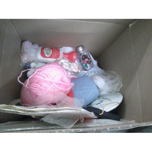 538 - QUANTITY OF KNITTING ITEMS. NEEDLES IN CASE & LOOSE. WOOL, BINDING ETC.