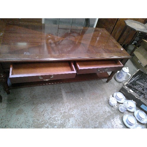 535 - MAHOGANY EFFECT DOUBLE-SIDED 2-DRAWER COFFEE TABLE, WITH UNDER-SHELF.