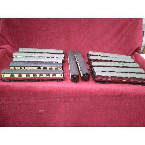 556 - 12 X 00 GUAGE PASSENGER COACHES.