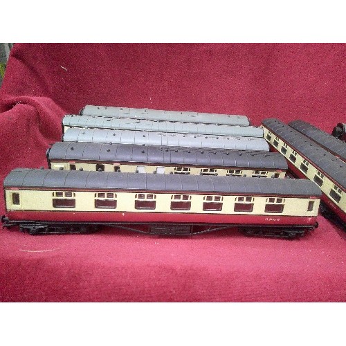 556 - 12 X 00 GUAGE PASSENGER COACHES.