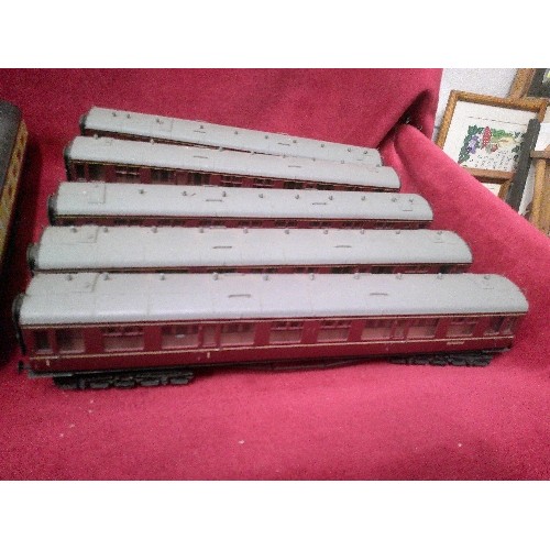 556 - 12 X 00 GUAGE PASSENGER COACHES.