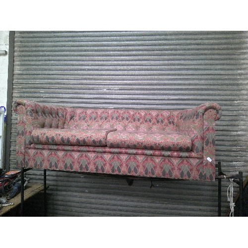 609 - BUTTON-BACK CHESTERFIELD STYLE SOFA. 3 SEATER. LINEN UNION LIBERTY PRINT FABRIC. BURGUNDY/GREEN/RED/... 