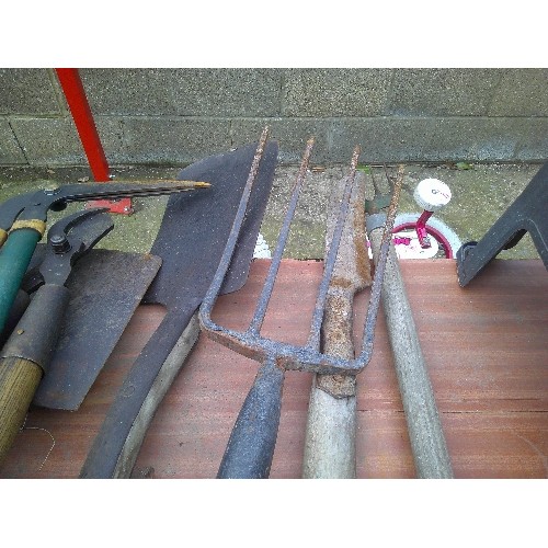 625 - QUANTITY OF VINTAGE WOODEN HANDLED GARDEN TOOLS - FORKS, SPADES ETC AND HEDGE CUTTERS