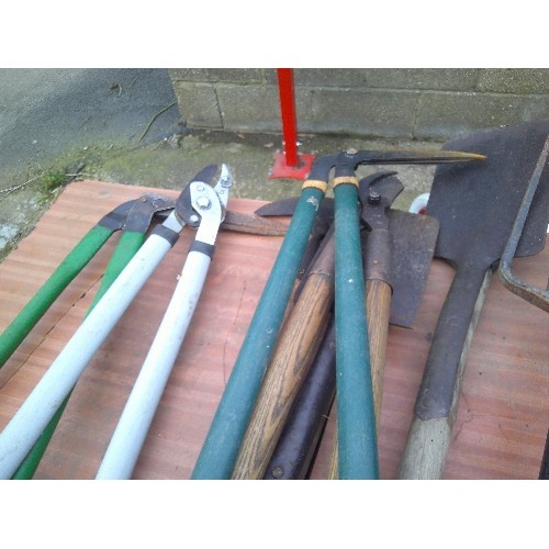 625 - QUANTITY OF VINTAGE WOODEN HANDLED GARDEN TOOLS - FORKS, SPADES ETC AND HEDGE CUTTERS