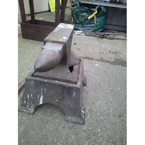 638 - LARGE CAST IRON ANVIL ON PURPOSE MADE STAND