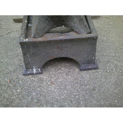 638 - LARGE CAST IRON ANVIL ON PURPOSE MADE STAND