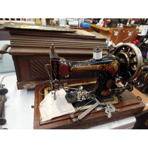 578 - VINTAGE SINGER SEWING MACHINE, IN OAK CASE. SERIAL NO 14711718. MANUAL.