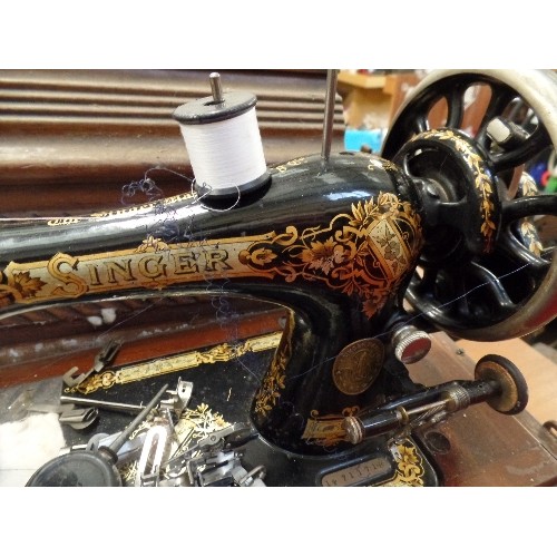 578 - VINTAGE SINGER SEWING MACHINE, IN OAK CASE. SERIAL NO 14711718. MANUAL.