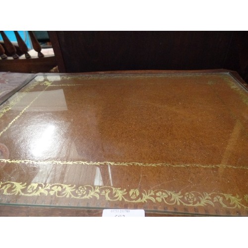 583 - NEST OF 3 MAHOGANY TABLES, WITH BROWN LEATHER AND GLASS TOPS.