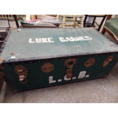 591 - VINTAGE STEAMER TRUNK.