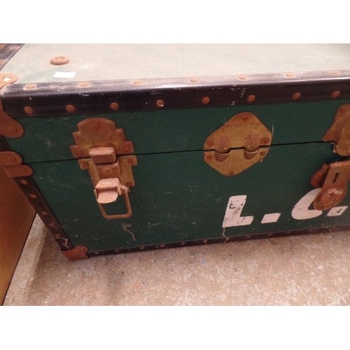 591 - VINTAGE STEAMER TRUNK.