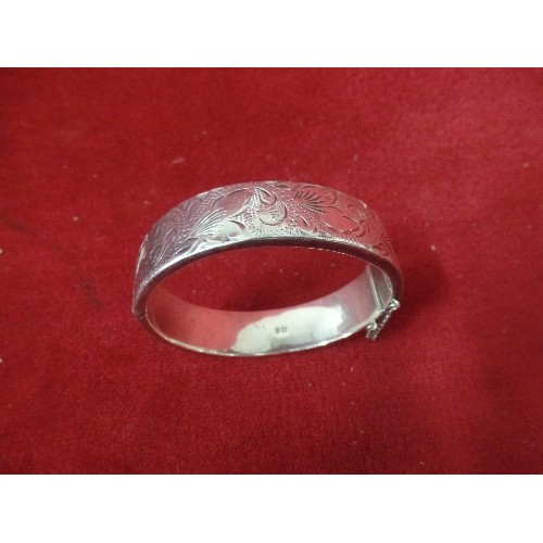 23 - SILVER HALLMARKED BIRMINGHAM 1979 ENGRAVED BANGLE 23.11G