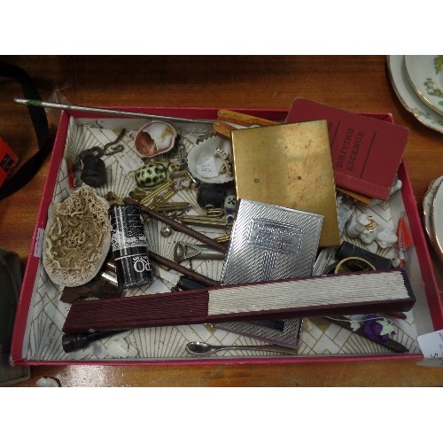 514 - MIXED BOX OF VINTAGE TRINKETS ETC. INC A SET OF JEWELERS  GRAM WEIGHTS  RED DRIVING LICENCE & CASE, ... 