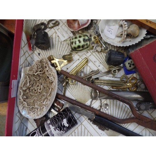 514 - MIXED BOX OF VINTAGE TRINKETS ETC. INC A SET OF JEWELERS  GRAM WEIGHTS  RED DRIVING LICENCE & CASE, ... 