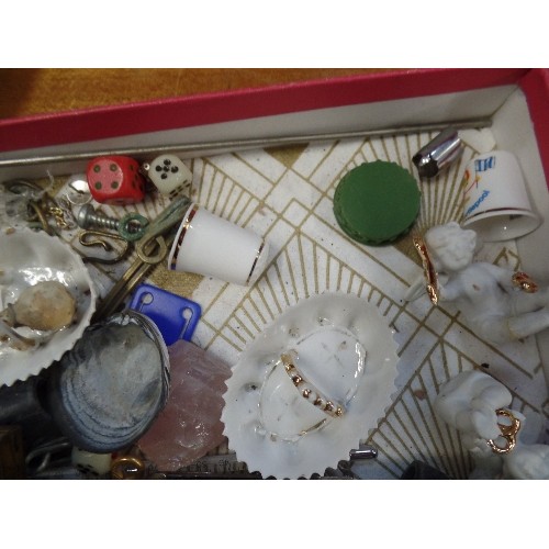 514 - MIXED BOX OF VINTAGE TRINKETS ETC. INC A SET OF JEWELERS  GRAM WEIGHTS  RED DRIVING LICENCE & CASE, ... 