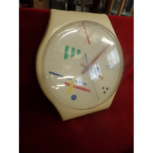 98 - ORIGINAL SWATCH CLOCK AG-1987 [WORKING] CREAM WITH RETRO ABSTRACT DESIGN.