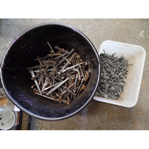 135 - QUANTITY OF LARGE GALVANISED SPRINGHEAD CLOUT NAILS. TOGETHER WITH LARGE BUCKET OF 10