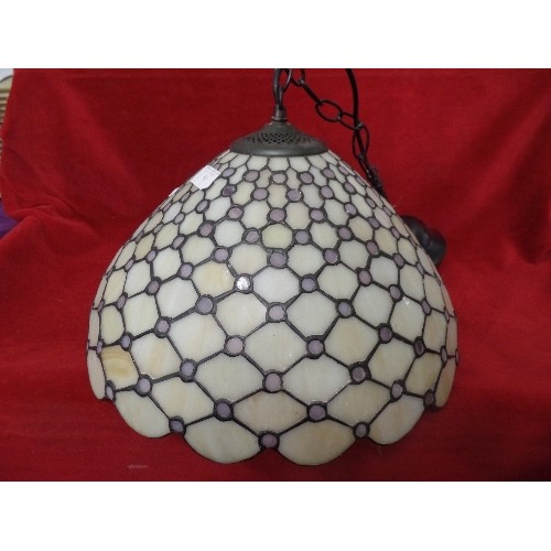 91 - TIFFANY STYLE LEADED PENDANT LIGHT. ATTRACTIVE DIAMOND PATTERN