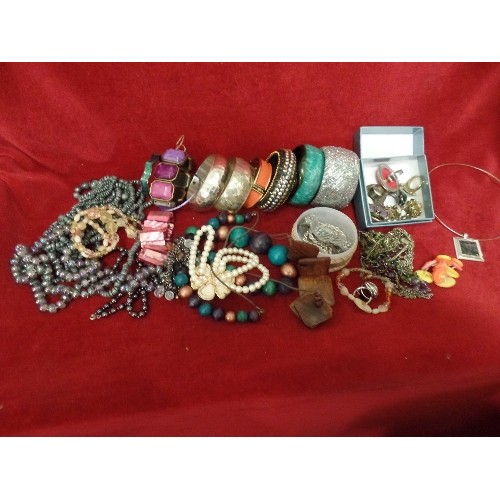 94 - QUANTITY OF COSTUME JEWELLERY. MANY BANGLES AND RINGS.