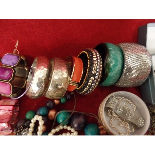 94 - QUANTITY OF COSTUME JEWELLERY. MANY BANGLES AND RINGS.