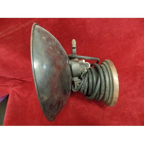 103 - VINTAGE COPPER HEAT LAMP, ON HEAVY CAST BASE.