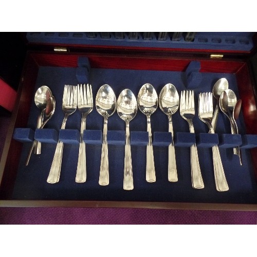 108 - TENDENCE CANTEEN OF CUTLERY. 18/10 STAINLESS. IN WOODEN CASE.