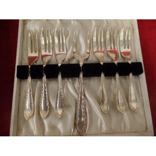 110 - VINTAGE SILVER PLATED KENDAL & DENT FISH CUTLERY, IN ORIGINAL BOX. TOGETHER WITH A DESSERT FORK SET,... 