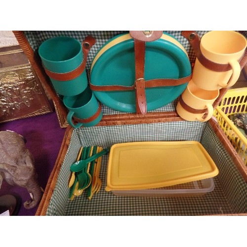 178 - RETRO PICNIC HAMPER, CONTAINS BRIGHTLY COLOURED PLATES. BEAKERS, CUTLERY, AND A SNDWICH TUB.